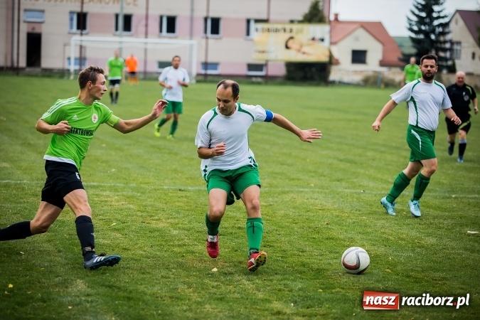Zdjęcie w galerii na portalu naszraciborz.pl: Piłkarze Krzanowic nie dali szans rywalom. Ocice zagrały dziewięcioma zawodnikami! wiadomości z regionu