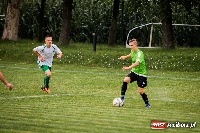 Zdjęcie w galerii na portalu naszraciborz.pl: Piłkarze Krzanowic nie dali szans rywalom. Ocice zagrały dziewięcioma zawodnikami! wiadomości z regionu