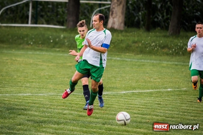 Zdjęcie w galerii na portalu naszraciborz.pl: Piłkarze Krzanowic nie dali szans rywalom. Ocice zagrały dziewięcioma zawodnikami! wiadomości z regionu