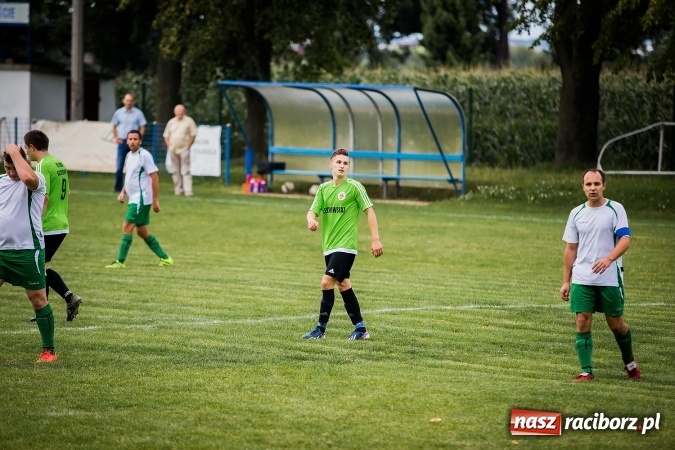 Zdjęcie w galerii na portalu naszraciborz.pl: Piłkarze Krzanowic nie dali szans rywalom. Ocice zagrały dziewięcioma zawodnikami! wiadomości z regionu