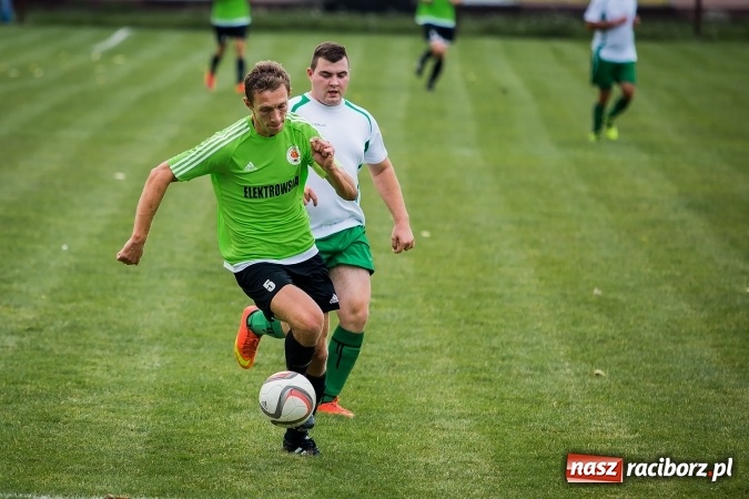 Zdjęcie w galerii na portalu naszraciborz.pl: Piłkarze Krzanowic nie dali szans rywalom. Ocice zagrały dziewięcioma zawodnikami! wiadomości z regionu
