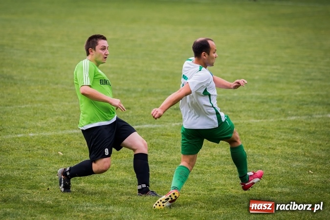 Zdjęcie w galerii na portalu naszraciborz.pl: Piłkarze Krzanowic nie dali szans rywalom. Ocice zagrały dziewięcioma zawodnikami! wiadomości z regionu
