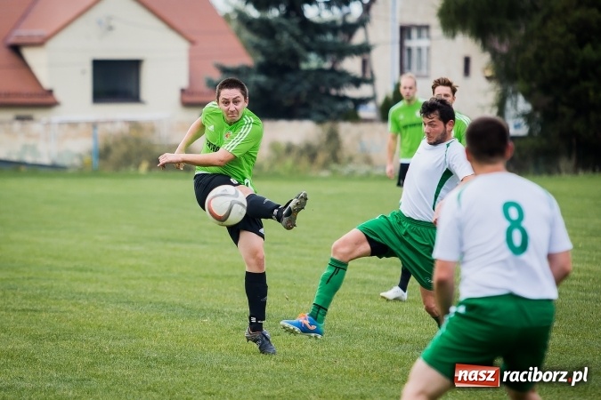 Zdjęcie w galerii na portalu naszraciborz.pl: Piłkarze Krzanowic nie dali szans rywalom. Ocice zagrały dziewięcioma zawodnikami! wiadomości z regionu