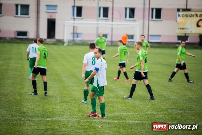 Zdjęcie w galerii na portalu naszraciborz.pl: Piłkarze Krzanowic nie dali szans rywalom. Ocice zagrały dziewięcioma zawodnikami! wiadomości z regionu