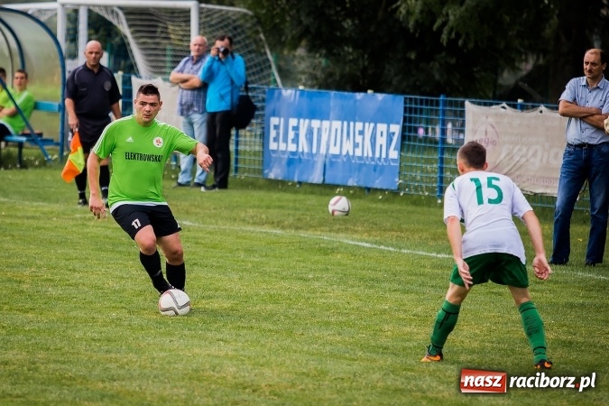 Zdjęcie w galerii na portalu naszraciborz.pl: Piłkarze Krzanowic nie dali szans rywalom. Ocice zagrały dziewięcioma zawodnikami! wiadomości z regionu