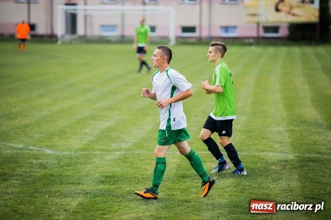 Zdjęcie w galerii na portalu naszraciborz.pl: Piłkarze Krzanowic nie dali szans rywalom. Ocice zagrały dziewięcioma zawodnikami! wiadomości z regionu