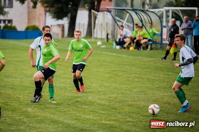 Zdjęcie w galerii na portalu naszraciborz.pl: Piłkarze Krzanowic nie dali szans rywalom. Ocice zagrały dziewięcioma zawodnikami! wiadomości z regionu