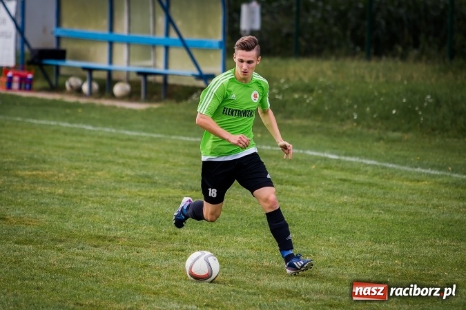 Zdjęcie w galerii na portalu naszraciborz.pl: Piłkarze Krzanowic nie dali szans rywalom. Ocice zagrały dziewięcioma zawodnikami! wiadomości z regionu