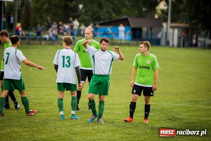 Zdjęcie w galerii na portalu naszraciborz.pl: Piłkarze Krzanowic nie dali szans rywalom. Ocice zagrały dziewięcioma zawodnikami! wiadomości z regionu