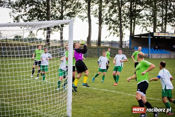 Zdjęcie w galerii na portalu naszraciborz.pl: Piłkarze Krzanowic nie dali szans rywalom. Ocice zagrały dziewięcioma zawodnikami! wiadomości z regionu