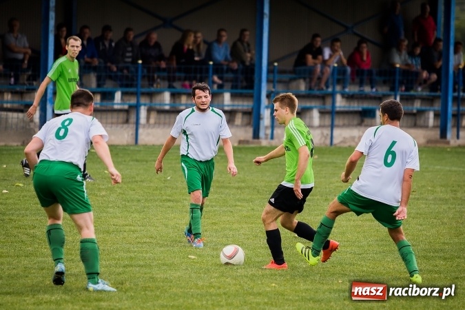 Zdjęcie w galerii na portalu naszraciborz.pl: Piłkarze Krzanowic nie dali szans rywalom. Ocice zagrały dziewięcioma zawodnikami! wiadomości z regionu
