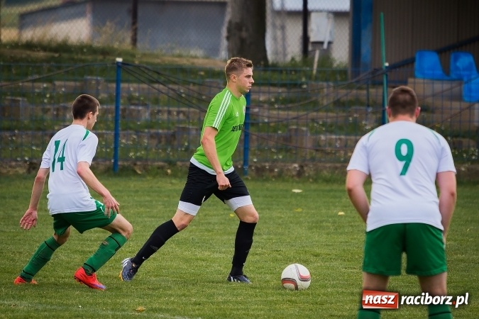 Zdjęcie w galerii na portalu naszraciborz.pl: Piłkarze Krzanowic nie dali szans rywalom. Ocice zagrały dziewięcioma zawodnikami! wiadomości z regionu