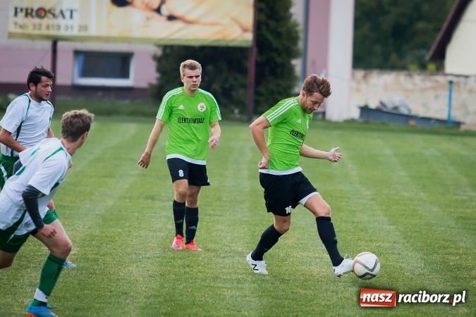 Zdjęcie w galerii na portalu naszraciborz.pl: Piłkarze Krzanowic nie dali szans rywalom. Ocice zagrały dziewięcioma zawodnikami! wiadomości z regionu