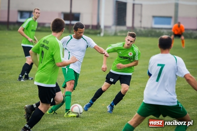 Zdjęcie w galerii na portalu naszraciborz.pl: Piłkarze Krzanowic nie dali szans rywalom. Ocice zagrały dziewięcioma zawodnikami! wiadomości z regionu
