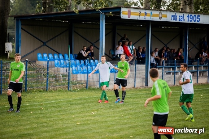 Zdjęcie w galerii na portalu naszraciborz.pl: Piłkarze Krzanowic nie dali szans rywalom. Ocice zagrały dziewięcioma zawodnikami! wiadomości z regionu
