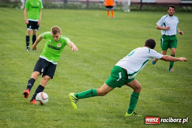 Zdjęcie w galerii na portalu naszraciborz.pl: Piłkarze Krzanowic nie dali szans rywalom. Ocice zagrały dziewięcioma zawodnikami! wiadomości z regionu