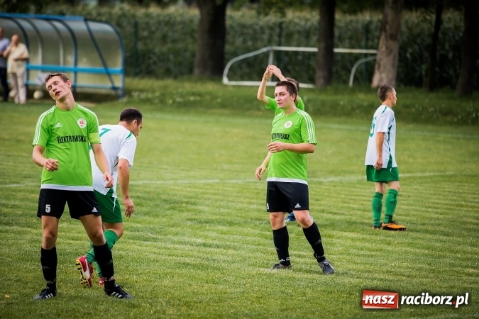 Zdjęcie w galerii na portalu naszraciborz.pl: Piłkarze Krzanowic nie dali szans rywalom. Ocice zagrały dziewięcioma zawodnikami! wiadomości z regionu