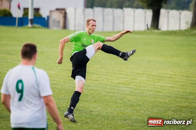 Zdjęcie w galerii na portalu naszraciborz.pl: Piłkarze Krzanowic nie dali szans rywalom. Ocice zagrały dziewięcioma zawodnikami! wiadomości z regionu