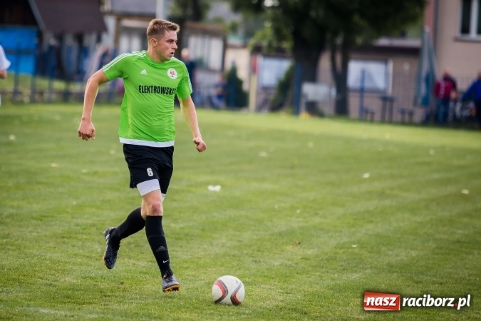 Zdjęcie w galerii na portalu naszraciborz.pl: Piłkarze Krzanowic nie dali szans rywalom. Ocice zagrały dziewięcioma zawodnikami! wiadomości z regionu