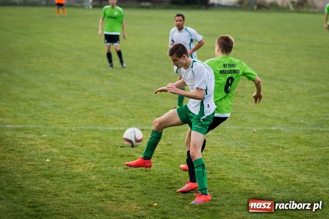 Zdjęcie w galerii na portalu naszraciborz.pl: Piłkarze Krzanowic nie dali szans rywalom. Ocice zagrały dziewięcioma zawodnikami! wiadomości z regionu