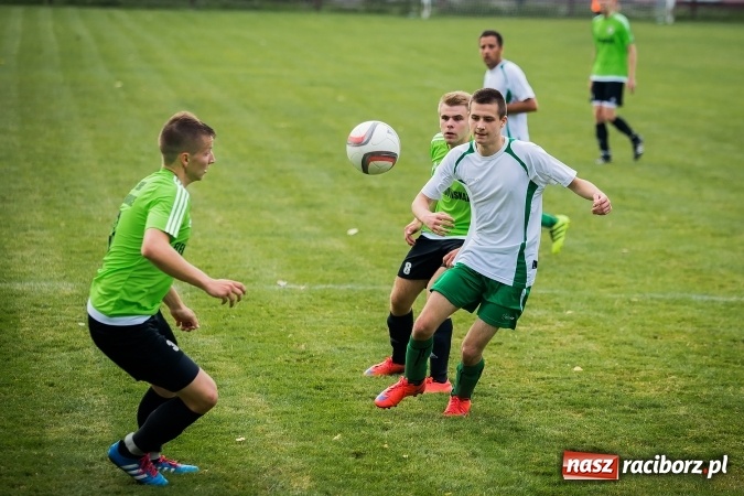 Zdjęcie w galerii na portalu naszraciborz.pl: Piłkarze Krzanowic nie dali szans rywalom. Ocice zagrały dziewięcioma zawodnikami! wiadomości z regionu