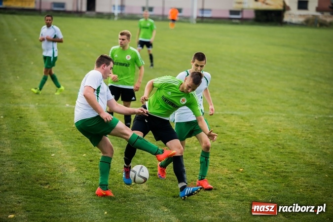 Zdjęcie w galerii na portalu naszraciborz.pl: Piłkarze Krzanowic nie dali szans rywalom. Ocice zagrały dziewięcioma zawodnikami! wiadomości z regionu