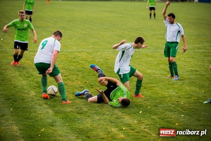 Zdjęcie w galerii na portalu naszraciborz.pl: Piłkarze Krzanowic nie dali szans rywalom. Ocice zagrały dziewięcioma zawodnikami! wiadomości z regionu