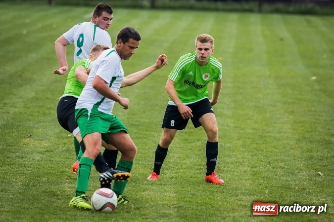 Zdjęcie w galerii na portalu naszraciborz.pl: Piłkarze Krzanowic nie dali szans rywalom. Ocice zagrały dziewięcioma zawodnikami! wiadomości z regionu