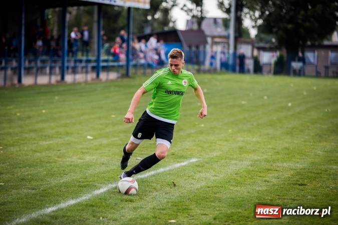 Zdjęcie w galerii na portalu naszraciborz.pl: Piłkarze Krzanowic nie dali szans rywalom. Ocice zagrały dziewięcioma zawodnikami! wiadomości z regionu