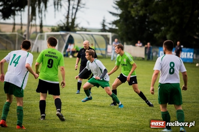 Zdjęcie w galerii na portalu naszraciborz.pl: Piłkarze Krzanowic nie dali szans rywalom. Ocice zagrały dziewięcioma zawodnikami! wiadomości z regionu