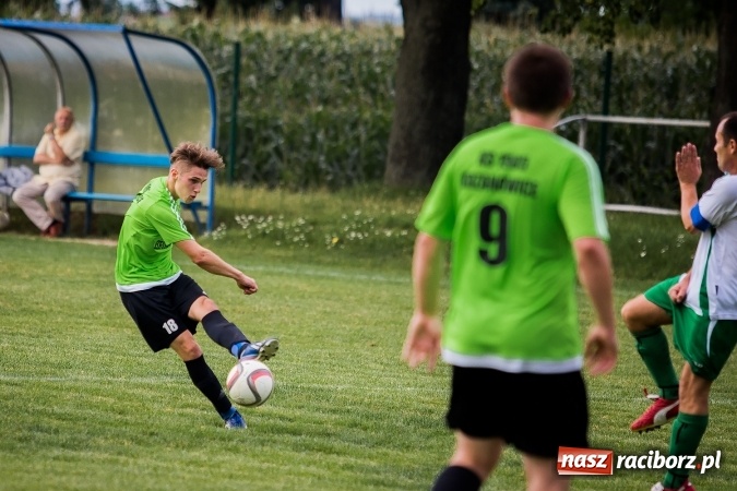 Zdjęcie w galerii na portalu naszraciborz.pl: Piłkarze Krzanowic nie dali szans rywalom. Ocice zagrały dziewięcioma zawodnikami! wiadomości z regionu