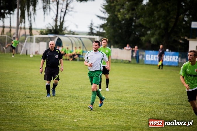 Zdjęcie w galerii na portalu naszraciborz.pl: Piłkarze Krzanowic nie dali szans rywalom. Ocice zagrały dziewięcioma zawodnikami! wiadomości z regionu