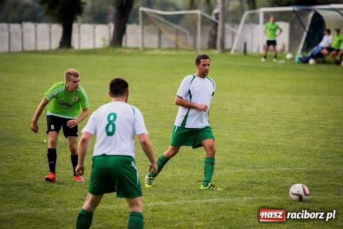 Zdjęcie w galerii na portalu naszraciborz.pl: Piłkarze Krzanowic nie dali szans rywalom. Ocice zagrały dziewięcioma zawodnikami! wiadomości z regionu