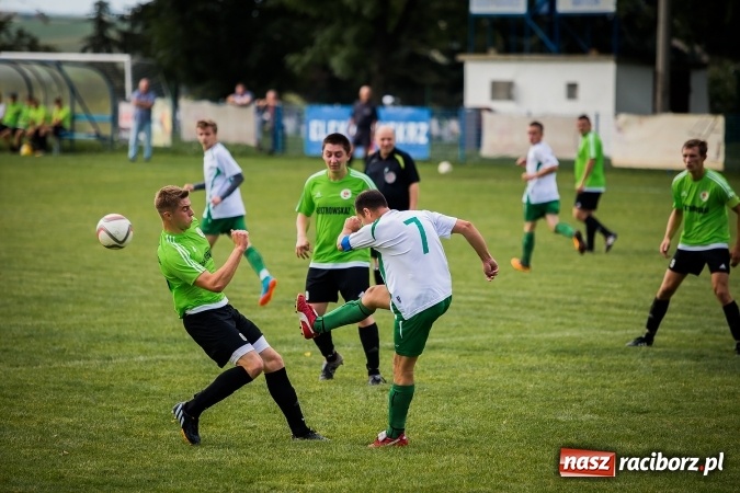 Zdjęcie w galerii na portalu naszraciborz.pl: Piłkarze Krzanowic nie dali szans rywalom. Ocice zagrały dziewięcioma zawodnikami! wiadomości z regionu