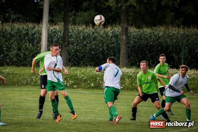 Zdjęcie w galerii na portalu naszraciborz.pl: Piłkarze Krzanowic nie dali szans rywalom. Ocice zagrały dziewięcioma zawodnikami! wiadomości z regionu
