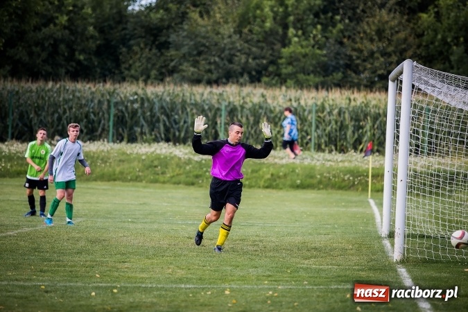 Zdjęcie w galerii na portalu naszraciborz.pl: Piłkarze Krzanowic nie dali szans rywalom. Ocice zagrały dziewięcioma zawodnikami! wiadomości z regionu