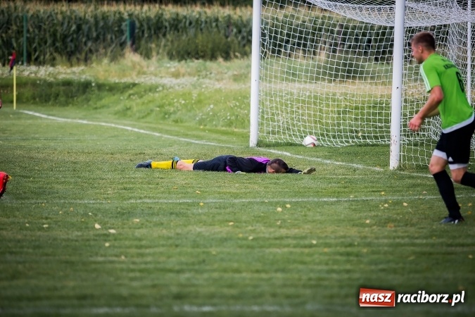 Zdjęcie w galerii na portalu naszraciborz.pl: Piłkarze Krzanowic nie dali szans rywalom. Ocice zagrały dziewięcioma zawodnikami! wiadomości z regionu