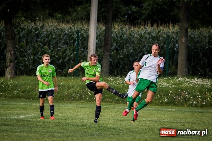 Zdjęcie w galerii na portalu naszraciborz.pl: Piłkarze Krzanowic nie dali szans rywalom. Ocice zagrały dziewięcioma zawodnikami! wiadomości z regionu