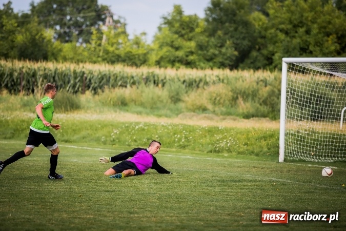 Zdjęcie w galerii na portalu naszraciborz.pl: Piłkarze Krzanowic nie dali szans rywalom. Ocice zagrały dziewięcioma zawodnikami! wiadomości z regionu