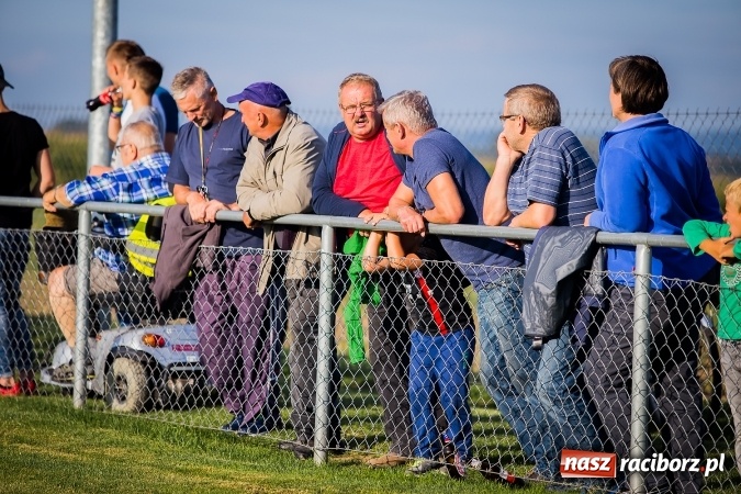 Zdjęcie w galerii na portalu naszraciborz.pl: Choć karnego nie strzelili, to Przyszłość punktów pozbawili. Dobry początek Borucina wiadomości z regionu