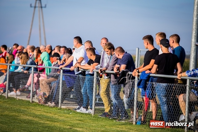 Zdjęcie w galerii na portalu naszraciborz.pl: Choć karnego nie strzelili, to Przyszłość punktów pozbawili. Dobry początek Borucina wiadomości z regionu