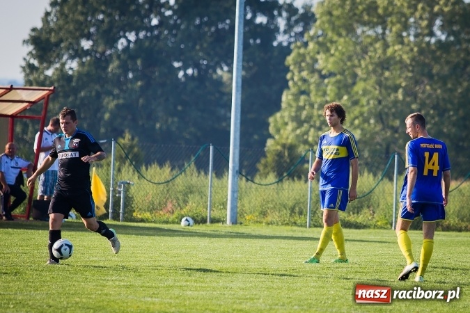 Zdjęcie w galerii na portalu naszraciborz.pl: Choć karnego nie strzelili, to Przyszłość punktów pozbawili. Dobry początek Borucina wiadomości z regionu