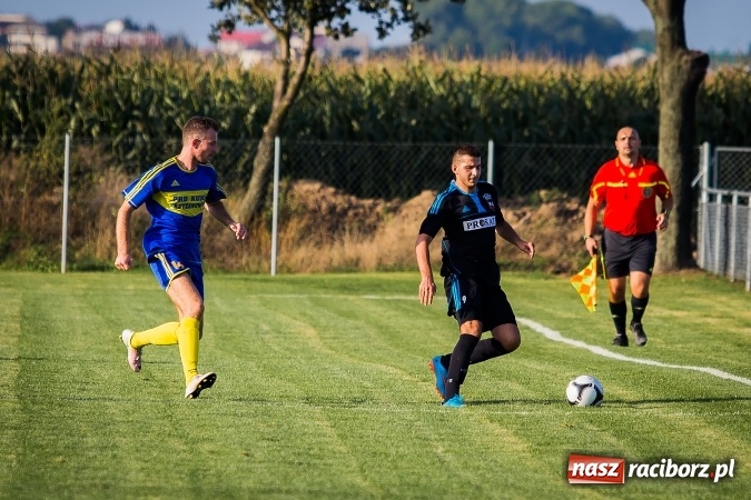 Zdjęcie w galerii na portalu naszraciborz.pl: Choć karnego nie strzelili, to Przyszłość punktów pozbawili. Dobry początek Borucina wiadomości z regionu