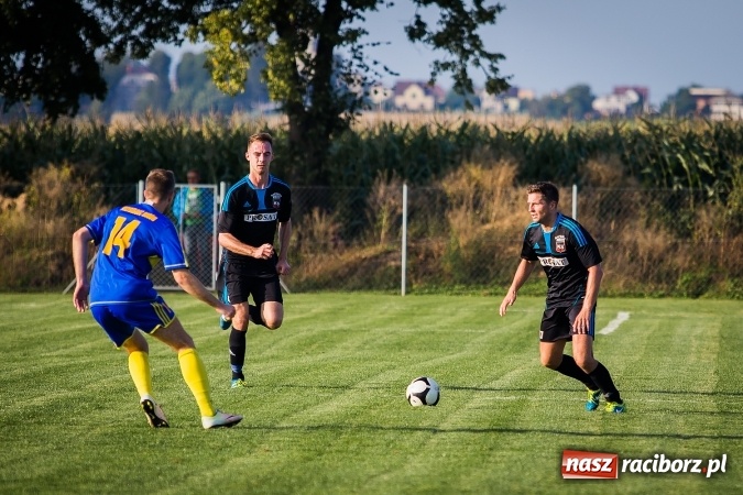 Zdjęcie w galerii na portalu naszraciborz.pl: Choć karnego nie strzelili, to Przyszłość punktów pozbawili. Dobry początek Borucina wiadomości z regionu