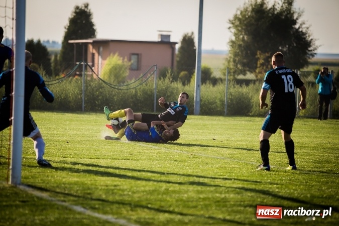 Zdjęcie w galerii na portalu naszraciborz.pl: Choć karnego nie strzelili, to Przyszłość punktów pozbawili. Dobry początek Borucina wiadomości z regionu