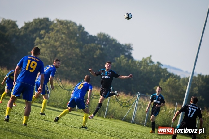 Zdjęcie w galerii na portalu naszraciborz.pl: Choć karnego nie strzelili, to Przyszłość punktów pozbawili. Dobry początek Borucina wiadomości z regionu