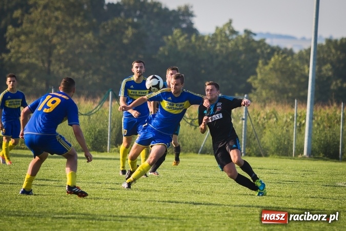 Zdjęcie w galerii na portalu naszraciborz.pl: Choć karnego nie strzelili, to Przyszłość punktów pozbawili. Dobry początek Borucina wiadomości z regionu