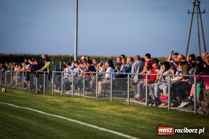 Zdjęcie w galerii na portalu naszraciborz.pl: Choć karnego nie strzelili, to Przyszłość punktów pozbawili. Dobry początek Borucina wiadomości z regionu