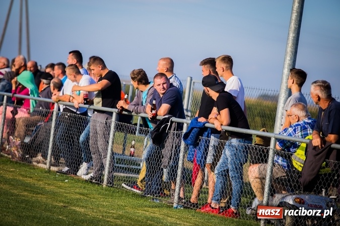 Zdjęcie w galerii na portalu naszraciborz.pl: Choć karnego nie strzelili, to Przyszłość punktów pozbawili. Dobry początek Borucina wiadomości z regionu