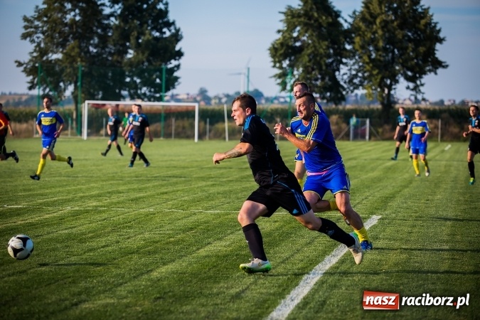 Zdjęcie w galerii na portalu naszraciborz.pl: Choć karnego nie strzelili, to Przyszłość punktów pozbawili. Dobry początek Borucina wiadomości z regionu